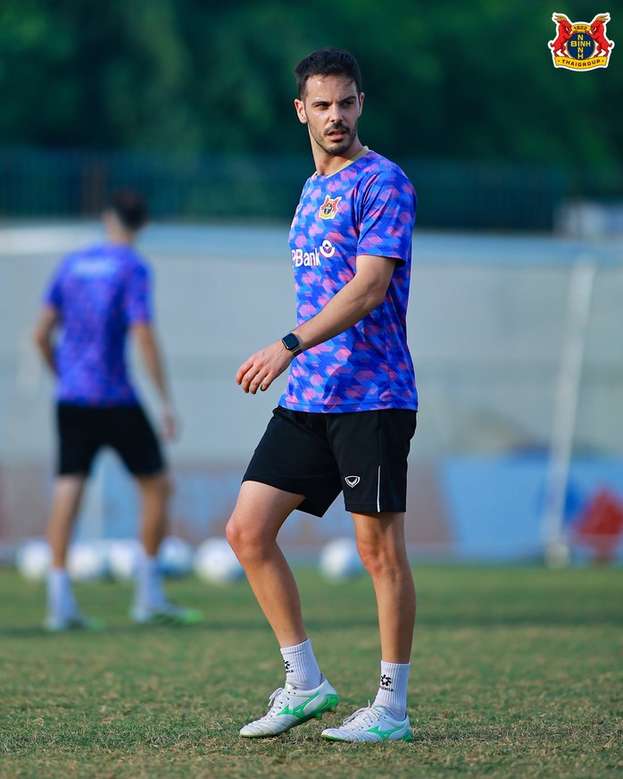 Ninh Bình FC bất ngờ chia tay trợ lý cũ của HLV Park Hang-seo - Ảnh 3.