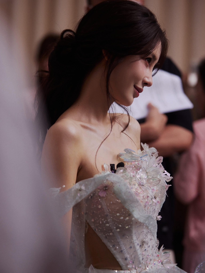Mỹ nhân Angelababy đẹp vô thực với đầm Việt - Ảnh 2.