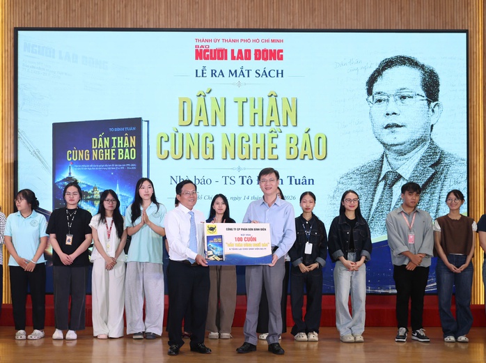 Phân bón Bình Điền tặng sách cho sinh viên báo chí - truyền thông - Ảnh 2.