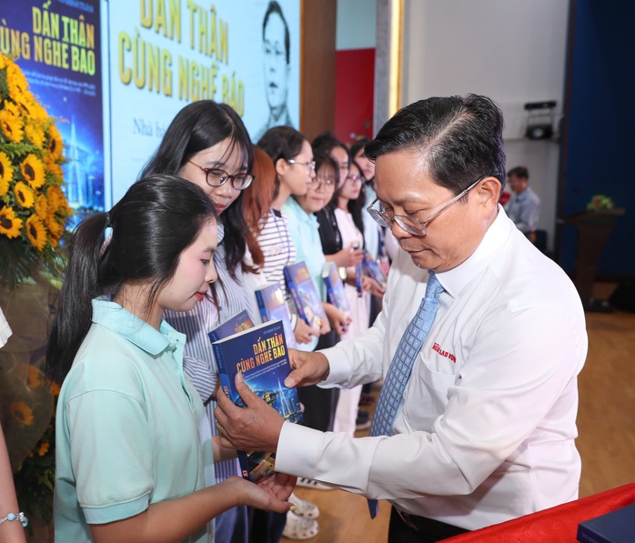 Phân bón Bình Điền tặng sách cho sinh viên báo chí - truyền thông - Ảnh 3.