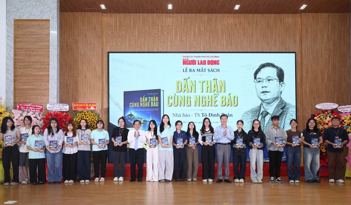 Phân bón Bình Điền tặng sách cho sinh viên báo chí - truyền thông - Ảnh 4.