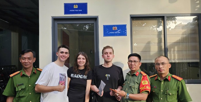 Du khách Nga vui mừng tại trụ sở công an ở TPHCM - Ảnh 1.
