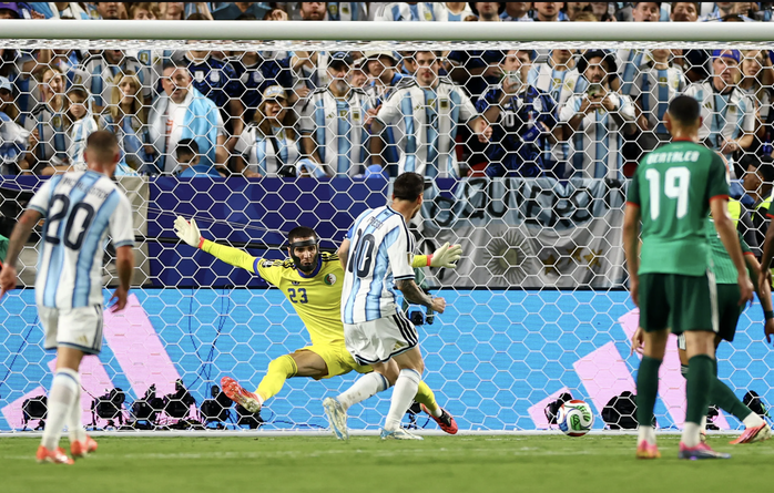 20 năm, 6 World Cup và chuỗi 16 bàn thắng của Lionel Messi bất tử - Ảnh 4.