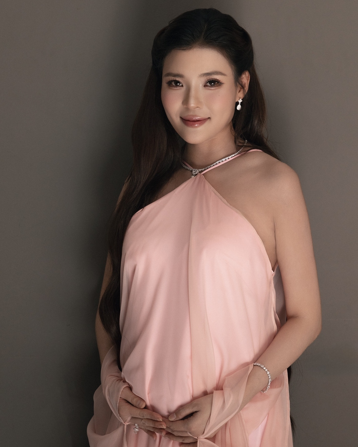 "Bà bầu" Thúy Diễm rạng rỡ trong ngày vui của Lương Thế Thành - Ảnh 2.