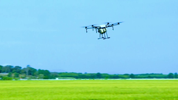 Drone xuống đồng, nông dân nhàn hơn - Ảnh 1.