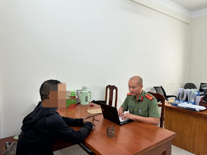Công an làm việc với người đàn ông vì tương tác với trang Thoibao.de - Ảnh 1. Công an làm việc với người đàn ông vì tương tác với trang Thoibao.de - Ảnh 1.