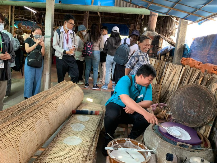 Tiếp lửa làng bánh tráng Phú Hòa Đông - Ảnh 2.