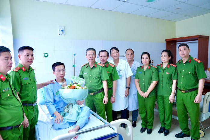 Trung tá công an bị kẻ ngáo đá đâm trọng thương đã xuất viện - Ảnh 1.