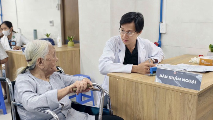 Chậm cấp thẻ BHYT cho người dân An toàn khu, ảnh hưởng quyền lợi người bệnh - Ảnh 1.