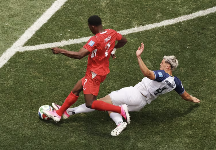 Thụy Sĩ thắng đậm Bosnia & Herzegovina, rộng cửa vào vòng knock-out World Cup - Ảnh 5.