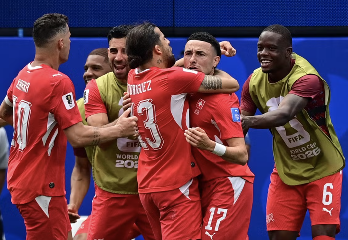 Thụy Sĩ thắng đậm Bosnia & Herzegovina, rộng cửa vào vòng knock-out World Cup - Ảnh 6.