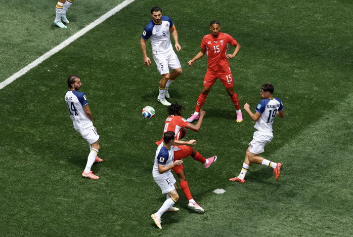 Thụy Sĩ thắng đậm Bosnia & Herzegovina, rộng cửa vào vòng knock-out World Cup - Ảnh 3.