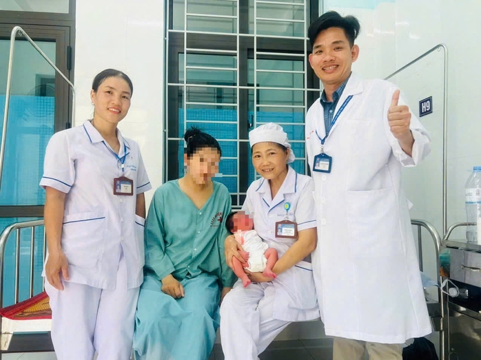 Cứu sản phụ bị băng huyết sau khi sinh con trên xe khách - Ảnh 1.