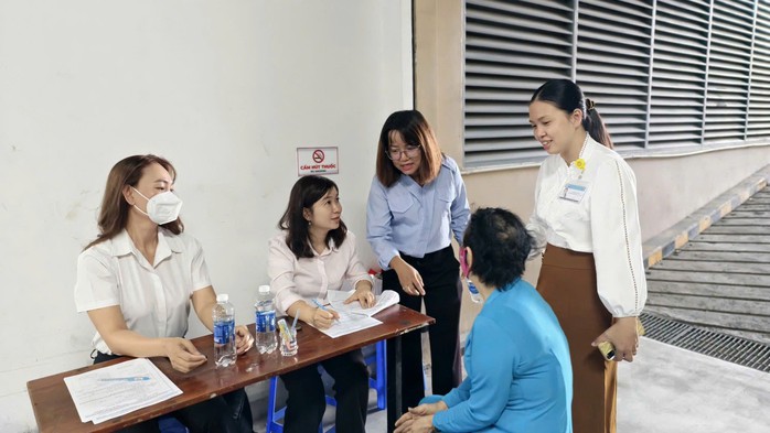 Ngày đầu tiên đã có hơn 100 người dân đến đến khám bệnh - Ảnh 2.