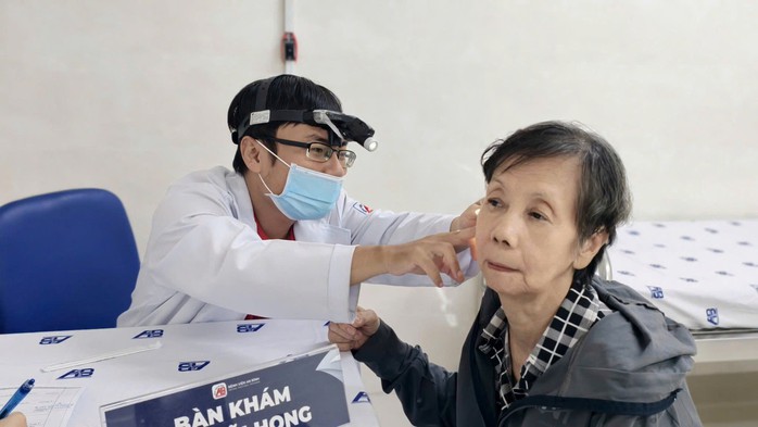 Ngày đầu tiên đã có hơn 100 người dân đến đến khám bệnh - Ảnh 1.