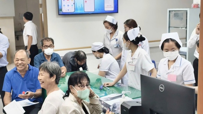Ngày đầu tiên đã có hơn 100 người dân đến đến khám bệnh - Ảnh 4.