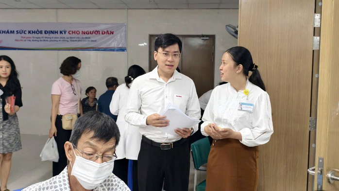 Ngày đầu tiên đã có hơn 100 người dân đến đến khám bệnh - Ảnh 5.