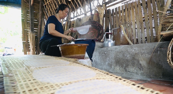 Tiếp lửa làng bánh tráng Phú Hòa Đông - Ảnh 1.
