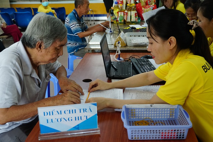 Người hưởng lương hưu phải th&ocirc;ng b&aacute;o cho cơ quan BHXH khi chuyển nơi cư tr&uacute; - Ảnh 1.
