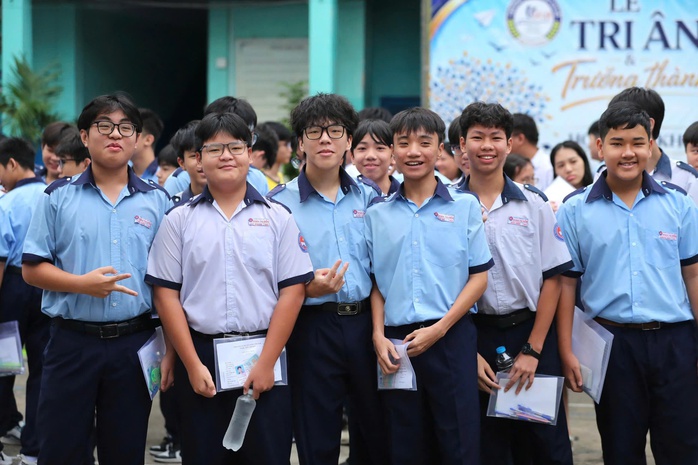Điểm chuẩn vào lớp 10 chuyên biến động mạnh - Ảnh 1.
