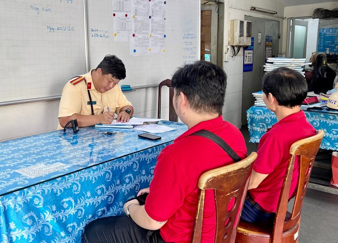 Phạt tài xế và chủ xe buýt hai tầng chở Hoa hậu Hương Giang diễu hành 2026 - Ảnh 1. Phạt tài xế và chủ xe buýt hai tầng chở Hoa hậu Hương Giang diễu hành 2026 - Ảnh 1.