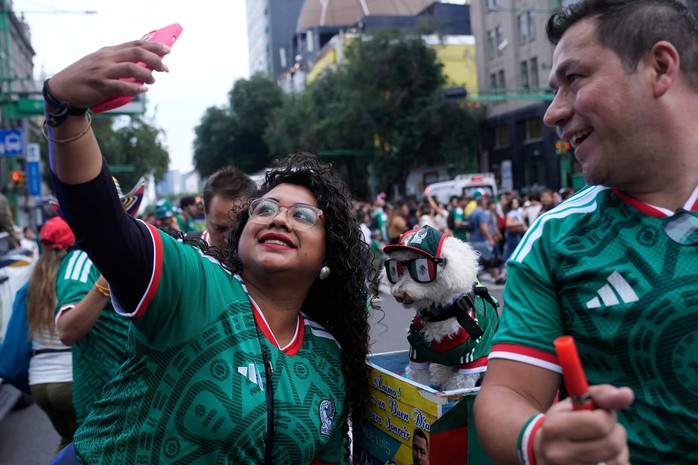 Ch&uacute; ch&oacute; &ldquo;mồ c&ocirc;i&rdquo; g&acirc;y sốt tại World Cup 2026 - Ảnh 1.