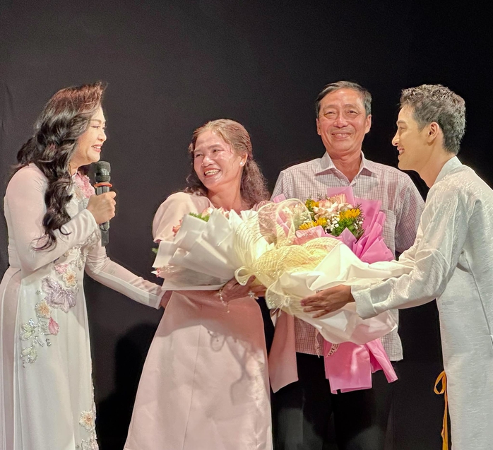 NSND Hữu Quốc xúc động khi con trai – đạo diễn Đình Phong thành công với vở "Diều ơi" - Ảnh 3.