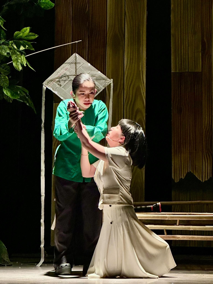 NSND Hữu Quốc xúc động khi con trai – đạo diễn Đình Phong thành công với vở "Diều ơi" - Ảnh 6.