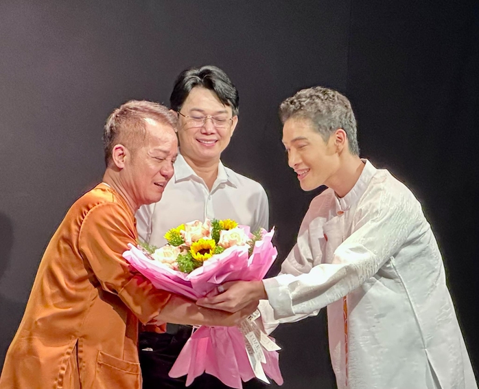 NSND Hữu Quốc xúc động khi con trai – đạo diễn Đình Phong thành công với vở "Diều ơi" - Ảnh 7.