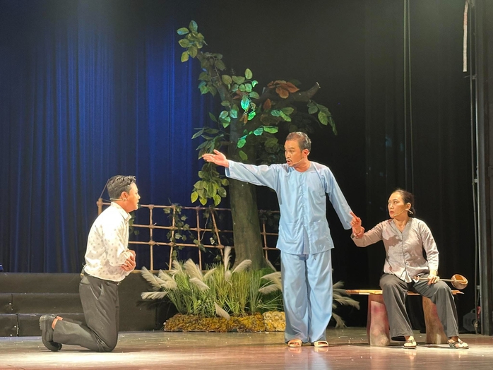 NSND Hữu Quốc xúc động khi con trai – đạo diễn Đình Phong thành công với vở "Diều ơi" - Ảnh 8.