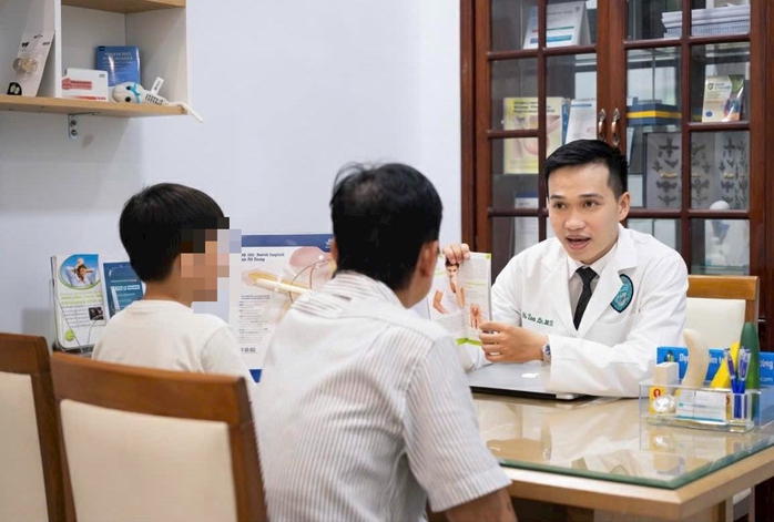 Thấy &ldquo;cậu nhỏ&rdquo; b&eacute; trai biến mất, gia đ&igrave;nh vội đưa đi kh&aacute;m - Ảnh 1.