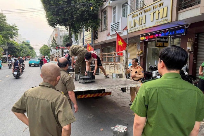 C&ocirc;ng an TPHCM ph&aacute;t hiện nhiều tiệm sửa xe nhập l&acirc;u pin từ Trung Quốc - Ảnh 5.