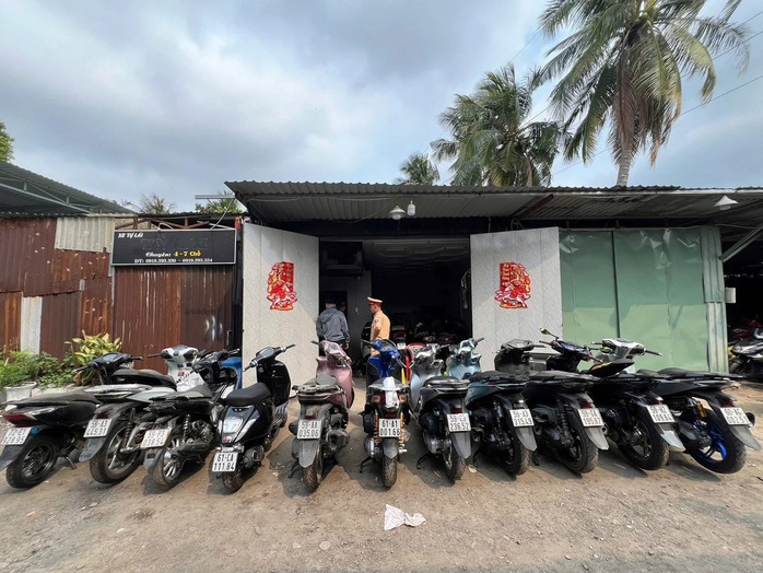 C&ocirc;ng an TPHCM ph&aacute;t hiện nhiều tiệm sửa xe nhập l&acirc;u pin từ Trung Quốc - Ảnh 1.