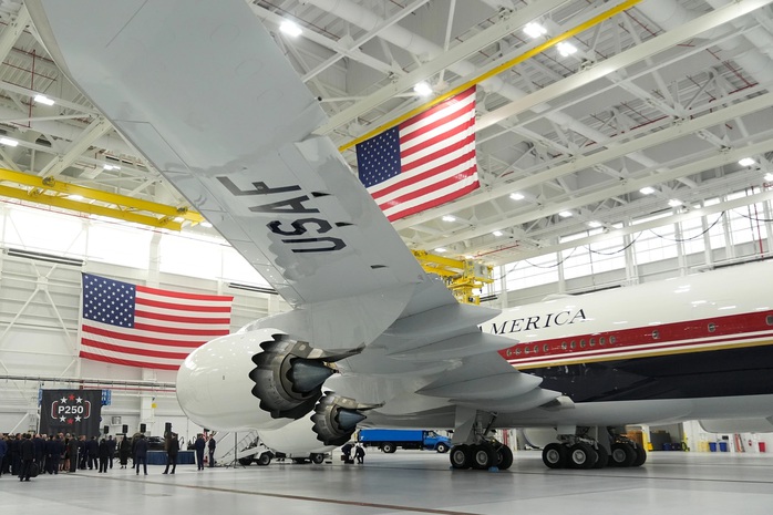 Tổng thống Donald Trump ra mắt chiếc Air Force One mới - Ảnh 2.