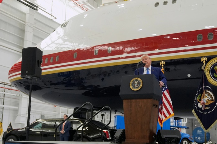 Tổng thống Donald Trump ra mắt chiếc Air Force One mới - Ảnh 1.