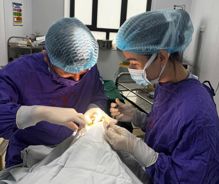 Dập nhãn cầu, rơi thủy tinh thể sau cú đập cầu lông - Ảnh 2.