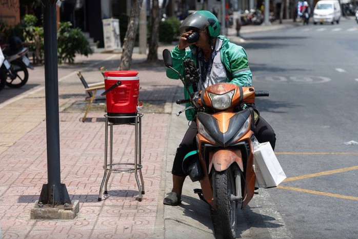 Miền Trung có nơi chịu nắng nóng đặc biệt gay gắt, nhiệt độ tới trên 40 độ C - Ảnh 1.