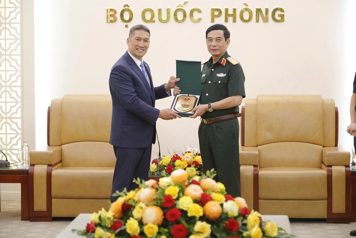Đại tướng Phan Văn Giang tiếp Quyền Bộ trưởng Bộ Hải quân Mỹ Hùng Cao - Ảnh 2.