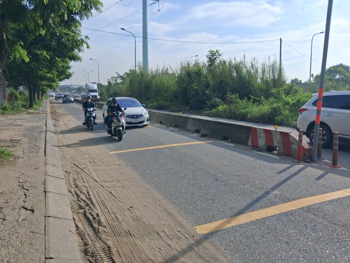 Dải cát trên đường - Ảnh 1.