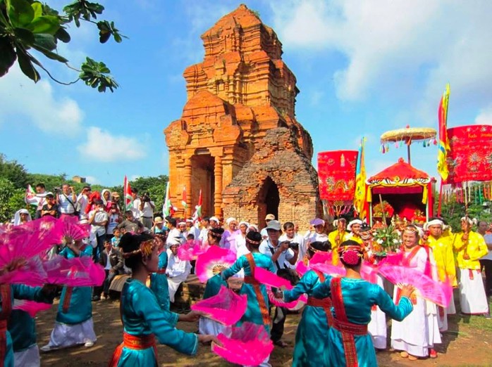  Gìn giữ hồn cốt di sản trong nhịp sống mới - Ảnh 2.