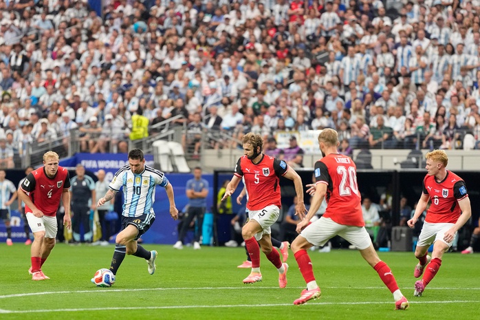 Messi lập cú đúp lịch sử, Argentina sớm giành vé vào vòng 1/16 World Cup 2026 - Ảnh 2.