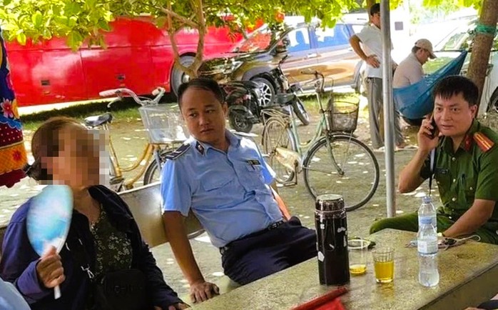 Công an vào cuộc 2 người phụ nữ chặn xe, thu tiền ô tô chở khác du lịch ở Sầm Sơn - Ảnh 1.