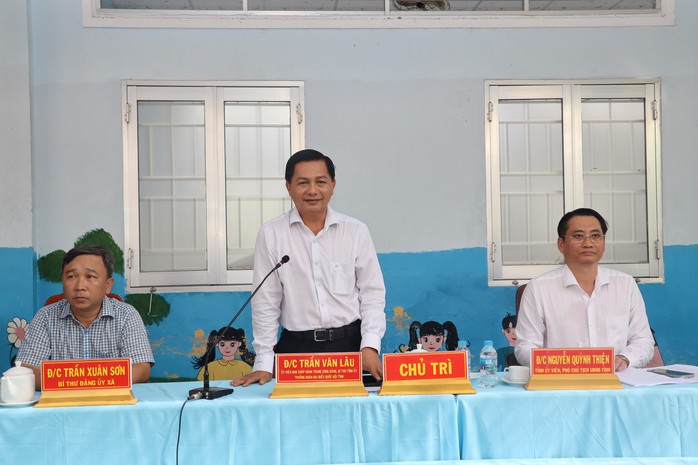 Bí thư Tỉnh uỷ Vĩnh Long đối thoại với người dân về việc cấp phép khai thác 2 mỏ cát - Ảnh 1. Bí thư Tỉnh uỷ Vĩnh Long đối thoại với người dân về việc cấp phép khai thác 2 mỏ cát - Ảnh 1.