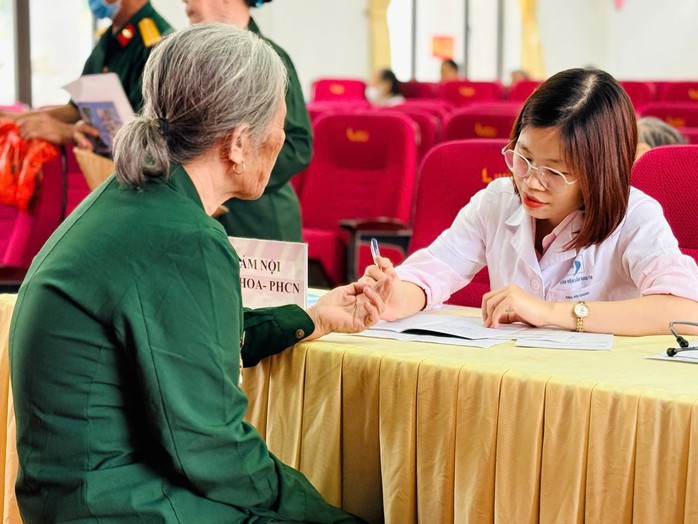 Tăng hỗ trợ sinh con, chăm sóc người cao tuổi - Ảnh 1.