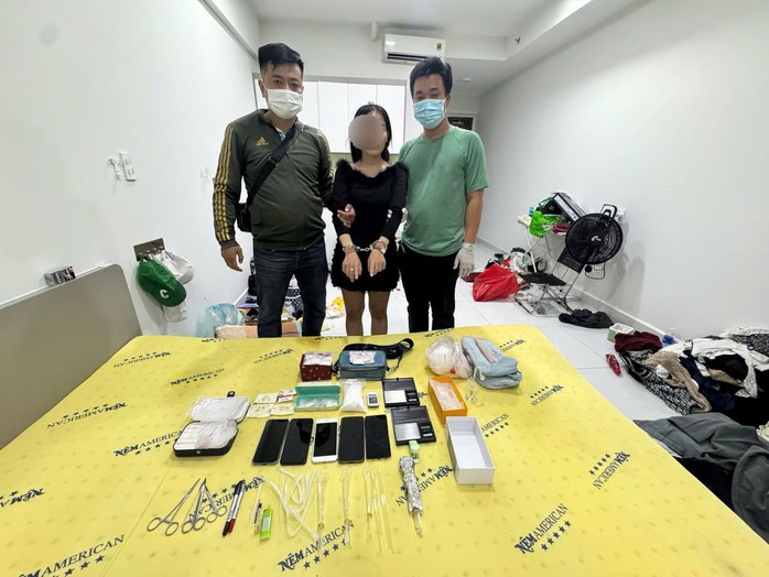 Kiểm tra một khách sạn, Công an TPHCM bắt trọn 30 người - Ảnh 2.