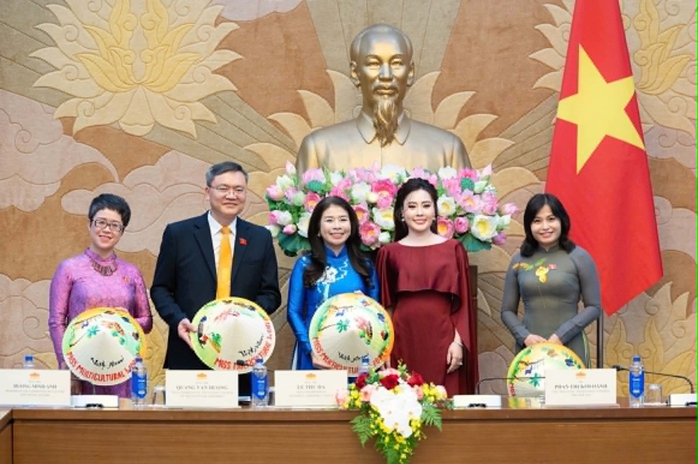 Từ Nhà Quốc hội, dàn mỹ nhân quốc tế mang hình ảnh Việt Nam lan tỏa ra thế giới - Ảnh 3.