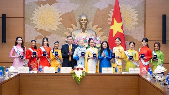 Từ Nhà Quốc hội, dàn mỹ nhân quốc tế mang hình ảnh Việt Nam lan tỏa ra thế giới - Ảnh 2.