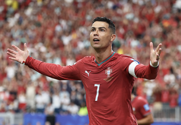 Ronaldo lập cú đúp lịch sử, Bồ Đào Nha đè bẹp Uzbekistan với chiến thắng 5 sao - Ảnh 4.