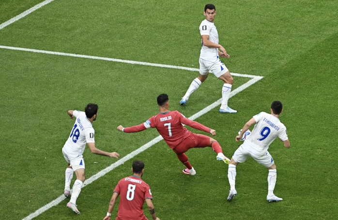 Ronaldo lập cú đúp lịch sử, Bồ Đào Nha đè bẹp Uzbekistan với chiến thắng 5 sao - Ảnh 1.