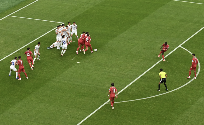 Ronaldo "l&agrave;m xiếc" cả thế giới với m&agrave;n đ&aacute; phạt tinh qu&aacute;i - Ảnh 1.